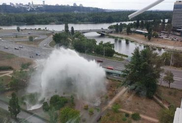 У Києві на проспекті Соборності б'є гейзер (фото, відео)