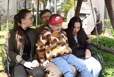 На Прикарпатті чоловік самотужки виховує 11 дітей (відео)