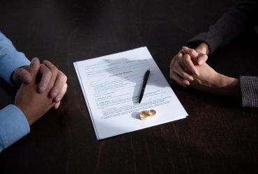 Муж выдвинул два странных требования к жене и это разрушило их брак: что он сделал