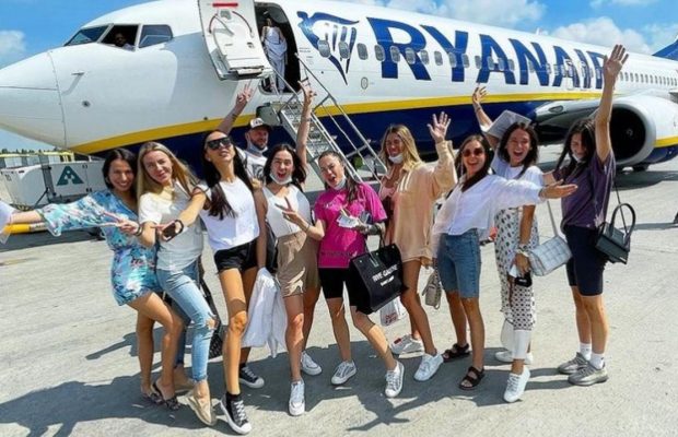 Девушки и жены игроков сборной Украины прилетели в Рим, где пройдет матч (фото)