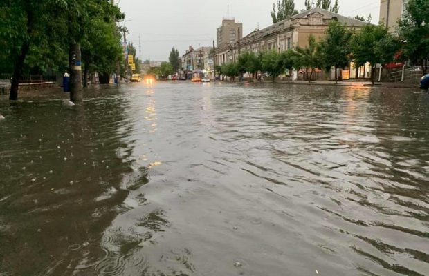 Потужний шторм накрив Бердянськ, без світла залишилися десятки баз відпочинку (фото, відео)
