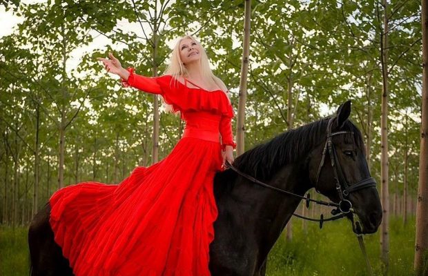 63-річна мама Дана Балана в образі вершниці захопила мережу (фото)