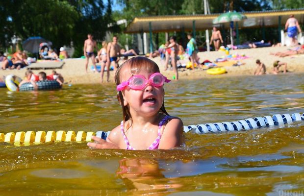 Журналісти показали, чому дорога до унікального Білого озера катування для туристів (відео)