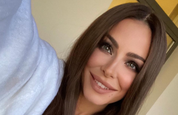 Ані Лорак прилетіла в Україну та прогулялася Києвом в елегантній сукні (фото)