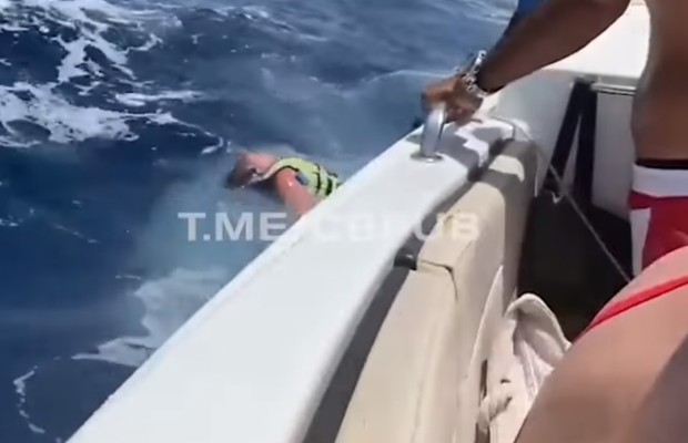 В Египте катер сбил туристку из Украины во время катания на парашюте: опубликовано видео