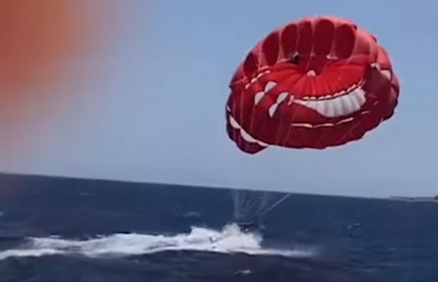 У Єгипті катер збив туристку з України під час катання на парашуті: опубліковано відео