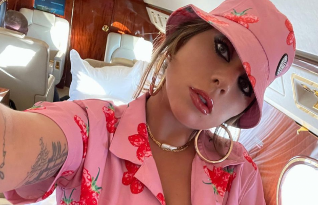 "Дуже гаряче": зваблива Леді Гага позасмагала топлес та без макіяжу (фото)