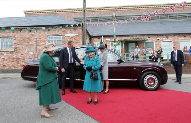 Єлизавета II зайшла в паб на зйомках найтривалішого британського серіалу (фоторепортаж)