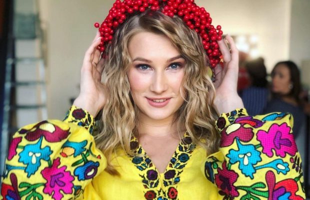 "Соблазнительница": блондинка из "Женского квартала" показала ягодицы в розовом бикини