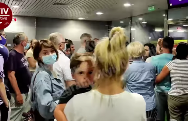 Скандал в аеропорту "Бориспіль": туристи з ранку суботи не можуть вилетіти до Батумі (відео)
