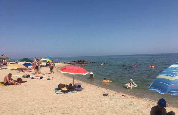 "Каша" з медуз, у воду не зайти: у Бердянську забиті пляжі відпочивальниками, але купатися неможливо (відео)