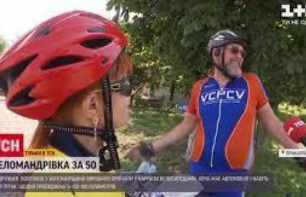 Після 50 життя лише починається: подружжя мандрівників з Житомирщини вирушило у велопоїздку у Карпати (відео)