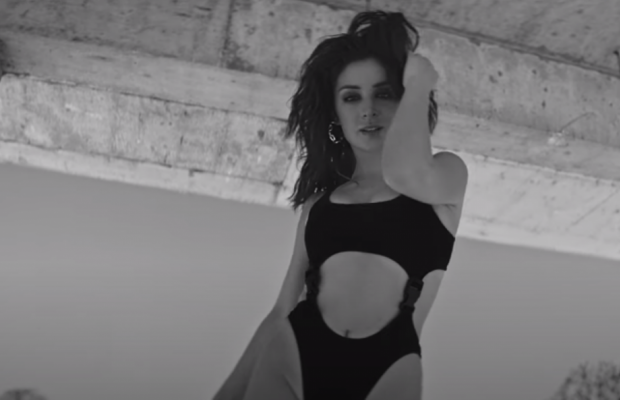 Мокренька на березі: "холостячка" в еротичному монокіні заспівала про кохання (відео)