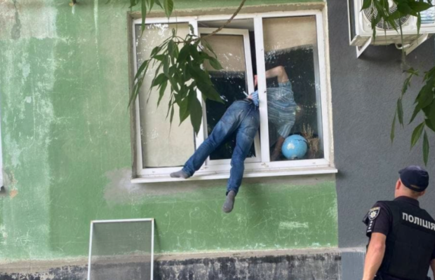 П'яний херсонець намагався потрапити до колишньої коханої й застряг у вікні (фото)