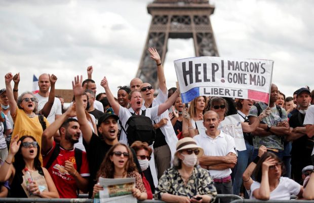 У Франції затвердили "ковідні" перепустки та обов'язкову вакцинацію медиків