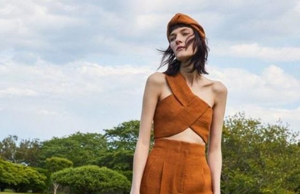 Літні костюми з топами: як максимально виділитися на сірих вулицях міста