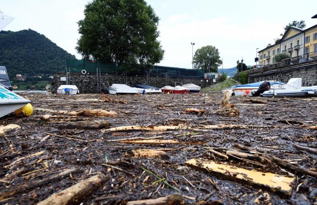 Італію накрив страшний шторм: озеро вийшло з берегів, почалися зсуви (фоторепортаж, відео)