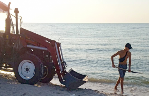 У Кирилівці показали на відео процес очищення пляжу від мертвих медуз: влада шукає добровольців