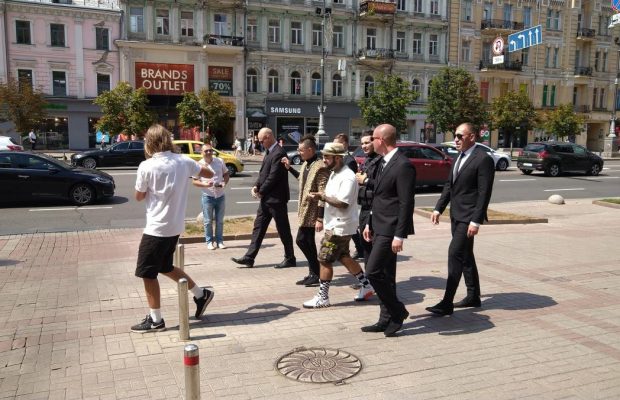 На Крещатике заметили запрещенного "Моргенштерна" в окружении охраны - что не так (фото)