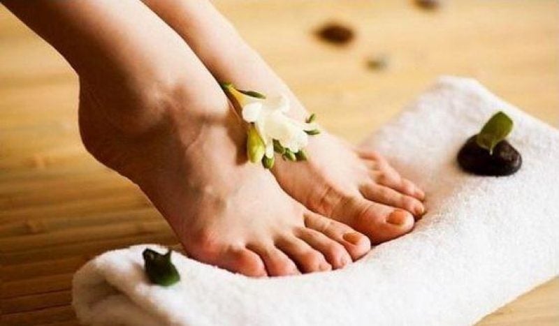 Особливу увагу потрібно приділяти догляду за шкірою ніг, особливо після тривалого перебування у взутті. Наші ніжки потребують відпочинку після напруження. Невелика масажна процедура може допомогти зняти втому і запобігти появі неприємних почуттів.