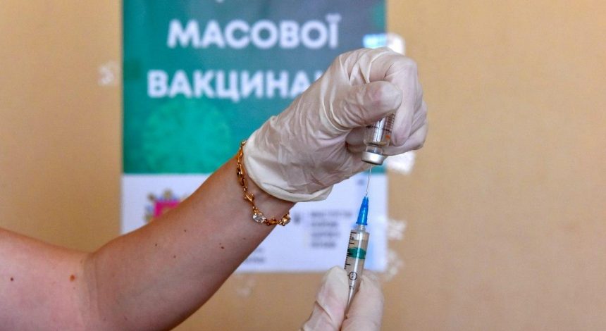Зеленський відповів на петицію про "примусову вакцинацію": "перевів стрілки" на Шмигаля і Стефанчука