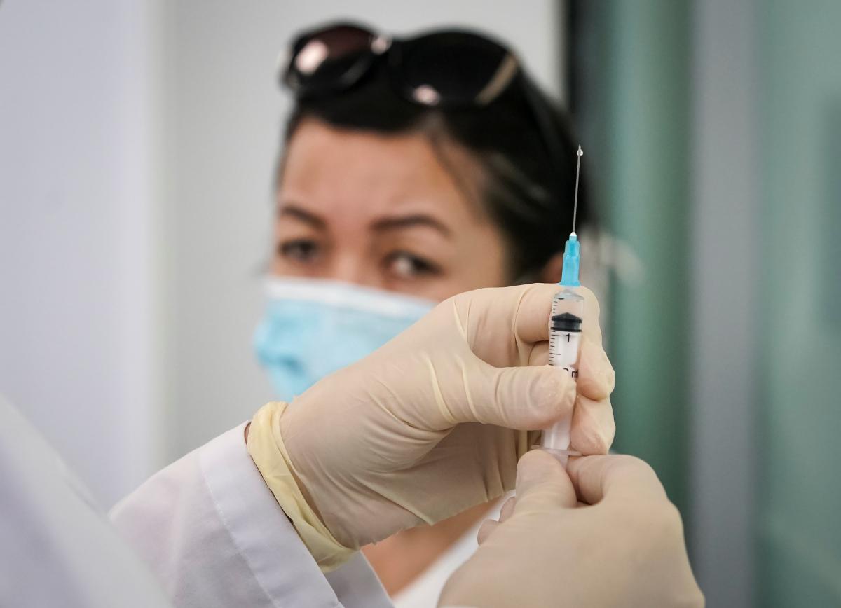 В МОН рассказали о ковиде-вакцинации фото REUTERS
