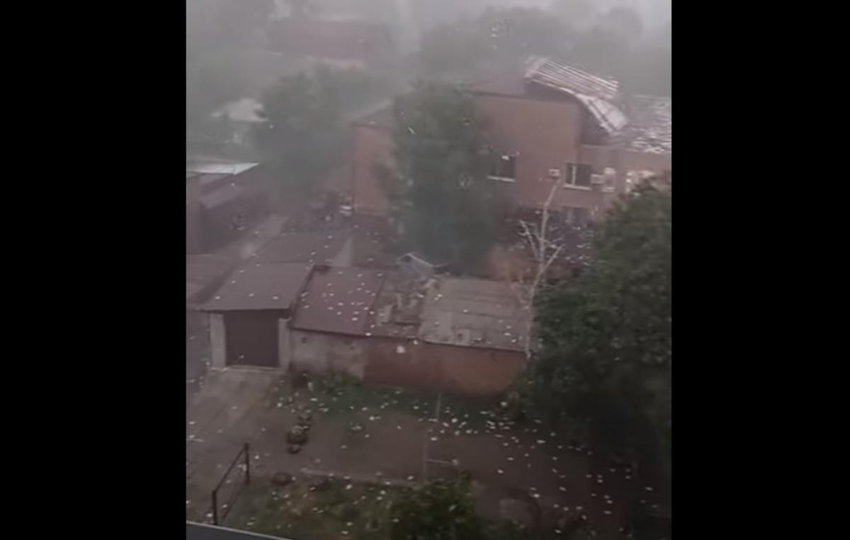 В здании Первомайского суда сорвало крышу / скриншот В здании Первомайского суда сорвало крышу / скриншот