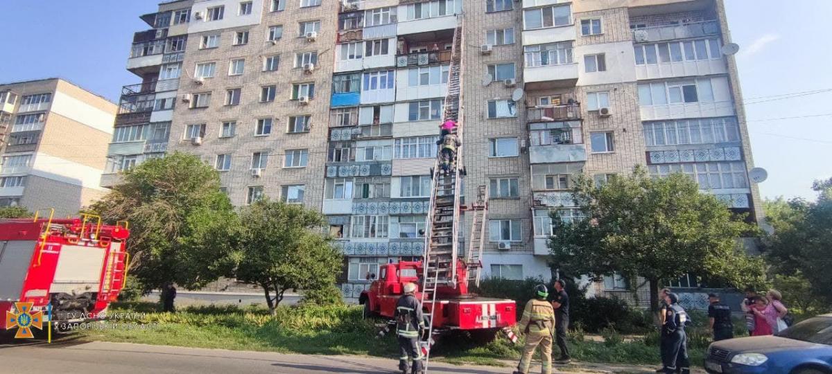 У Бердянську жінка випала з балкона на дев'ятому поверсі / фото zp.dsns.gov.ua У Бердянську жінка випала з балкона на дев'ятому поверсі / фото zp.dsns.gov.ua