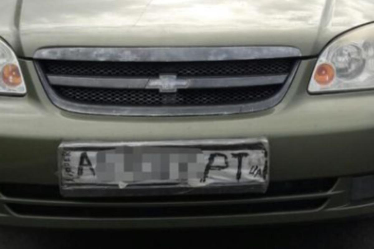 У селі Чайки покарали водія авто, у якого були намальовані номери / facebook.com/kyivregionpatrolpolice У селі Чайки покарали водія авто, у якого були намальовані номери / facebook.com/kyivregionpatrolpolice
