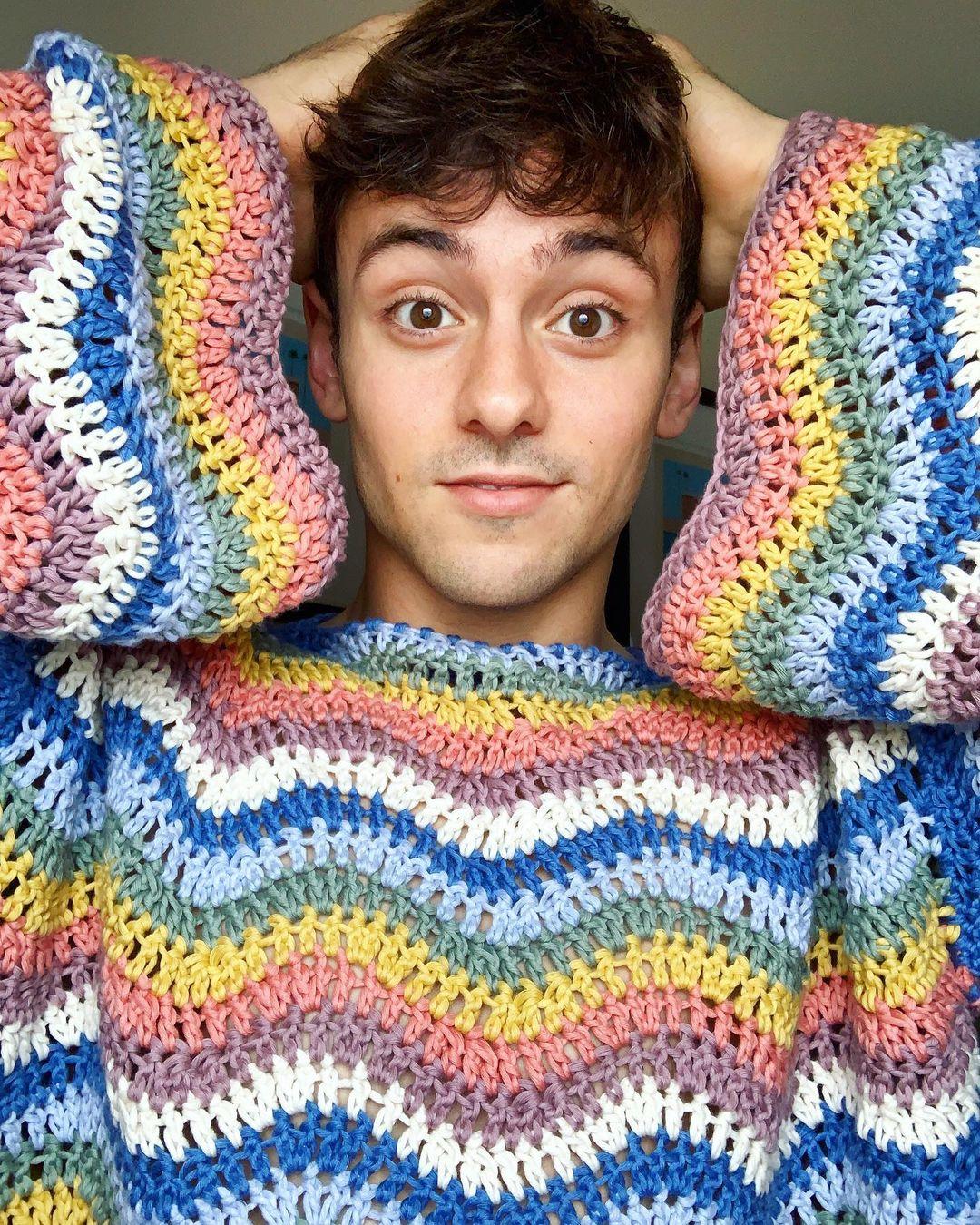 Том Дейли собрал уже целую коллекцию ярких свитеров / фото instagram/madewithlovebytomdaley