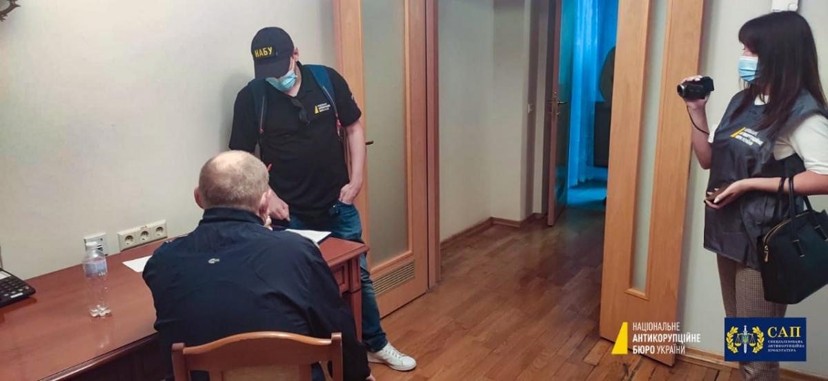 Детективи нагрянули до Чауса в "Феофанію" / фото: НАБУ Детективи нагрянули до Чауса в "Феофанію" / фото: НАБУ
