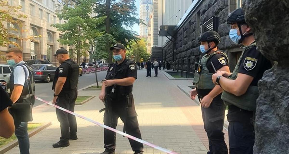 Поліція під будівлею Кабміну / фото поліція Поліція під будівлею Кабміну / фото поліція