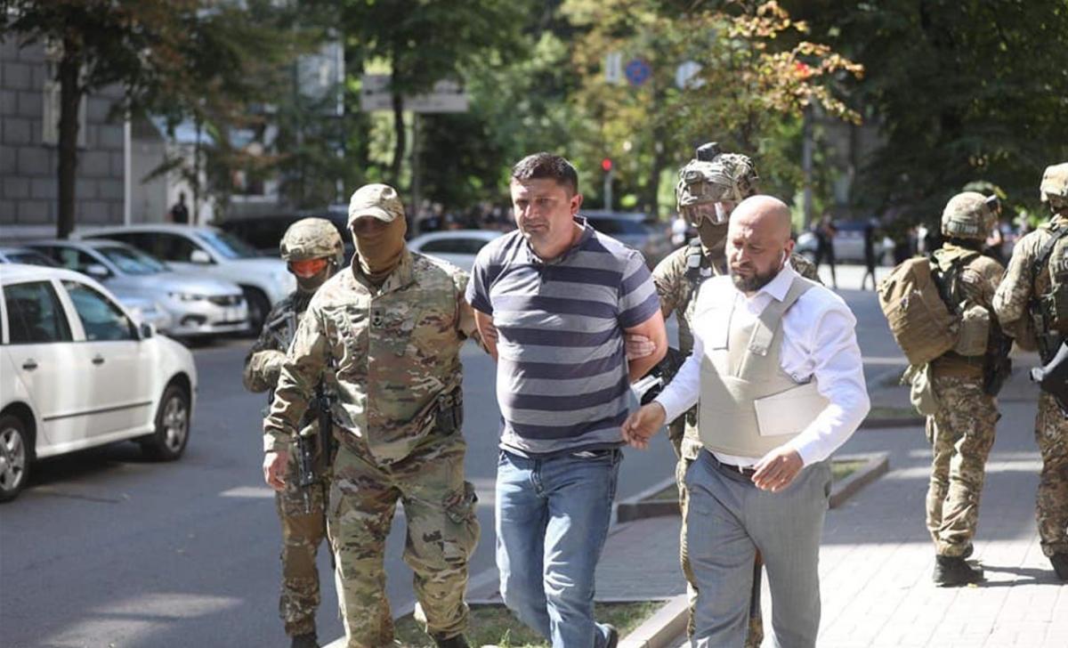 Чоловік здався правоохоронцям / фото МВС Чоловік здався правоохоронцям / фото МВС