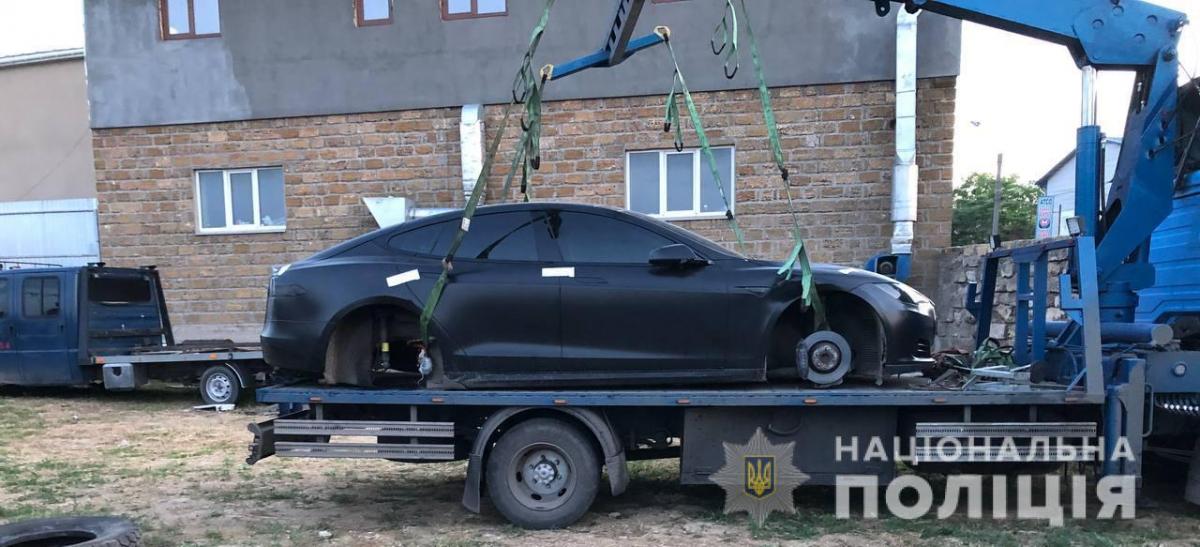 В Одессе доверчивый владелец Tesla остался без авто / Нацполіція В Одессе доверчивый владелец Tesla остался без авто / Нацполіція