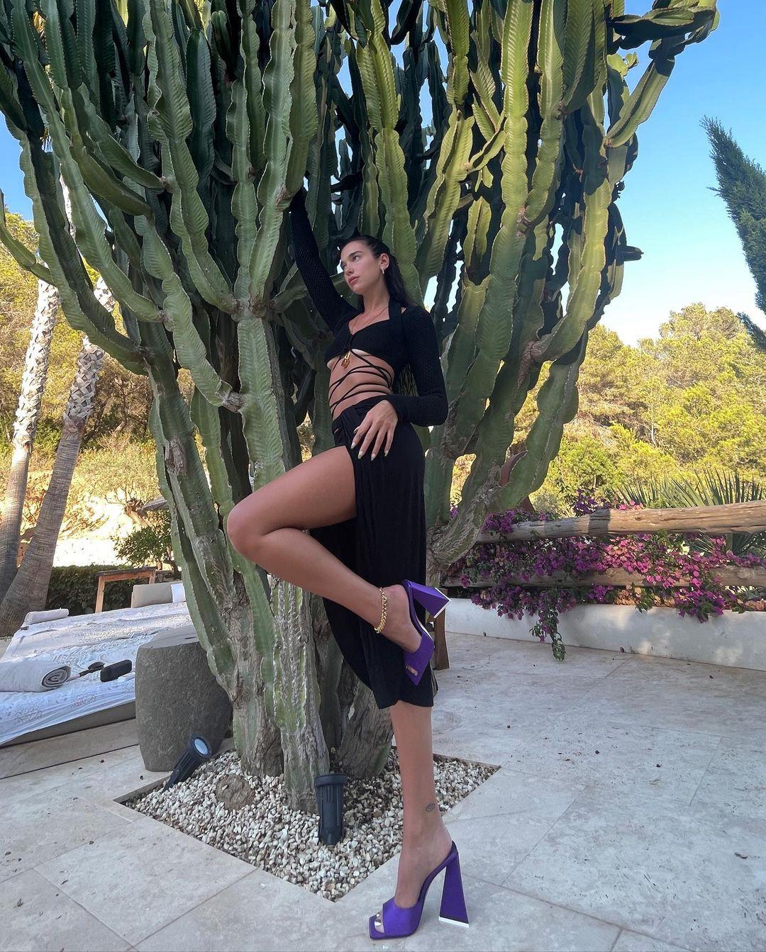 Дуа Ліпа похвалилася стрункими ніжками / instagram.com/dualipa Дуа Ліпа похвалилася стрункими ніжками / instagram.com/dualipa