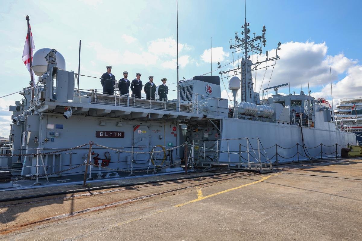 Королевский флот Британии устроил “проводы” двух боевых кораблей / фото twitter.com/RoyalNavy Королевский флот Британии устроил “проводы” двух боевых кораблей / фото twitter.com/RoyalNavy