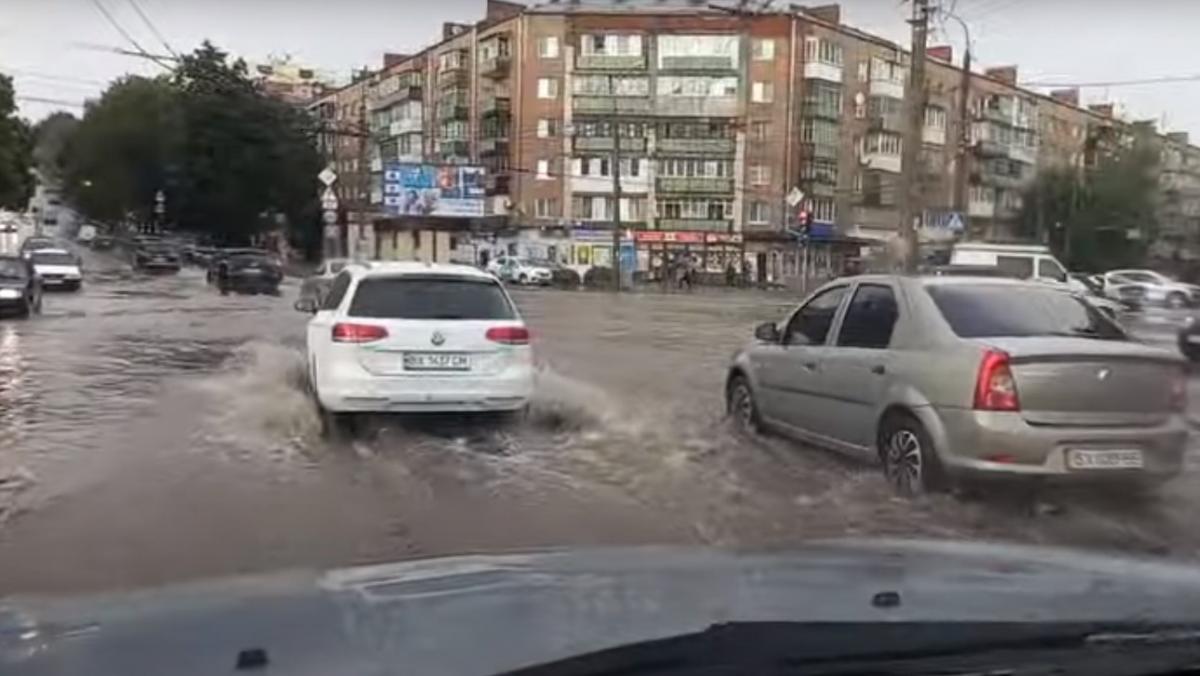 Злива у Хмельницькому наробила лиха / скріншот з відео Злива у Хмельницькому наробила лиха / скріншот з відео
