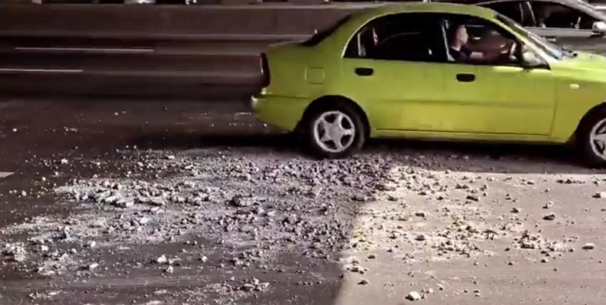 В Киеве снова посыпался мост / скриншот с видео В Киеве снова посыпался мост / скриншот с видео