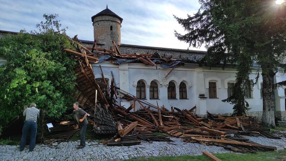 Буревій пошкодив Лаську башту / фото vdalo.info Буревій пошкодив Лаську башту / фото vdalo.info