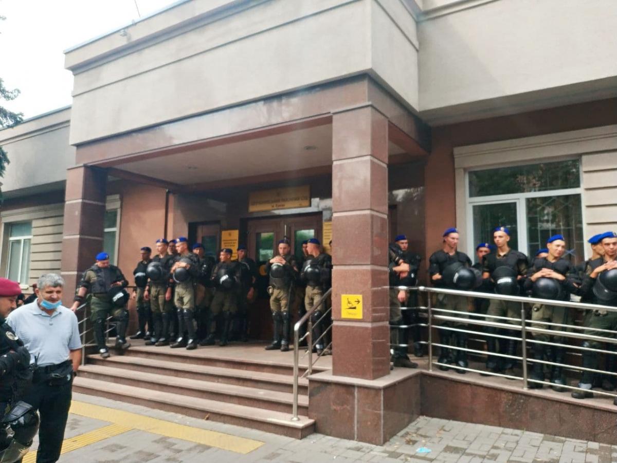 Вход в здание суда тоже плотно окружен правоохранителями / Фото УНИАН, Виталий Саенко