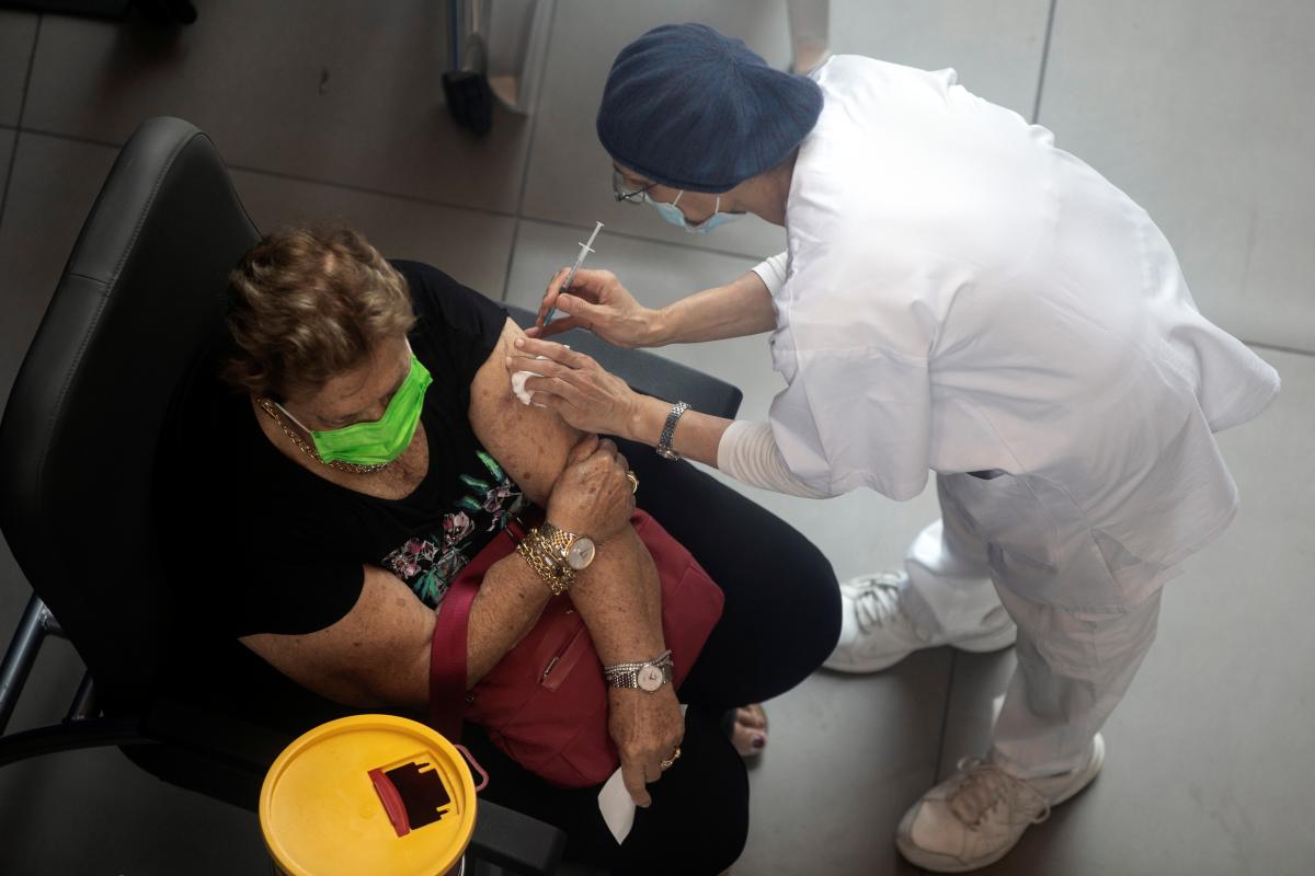 В Израиле продолжается вакцинация против коронавируса третьей дозой / фото REUTERS