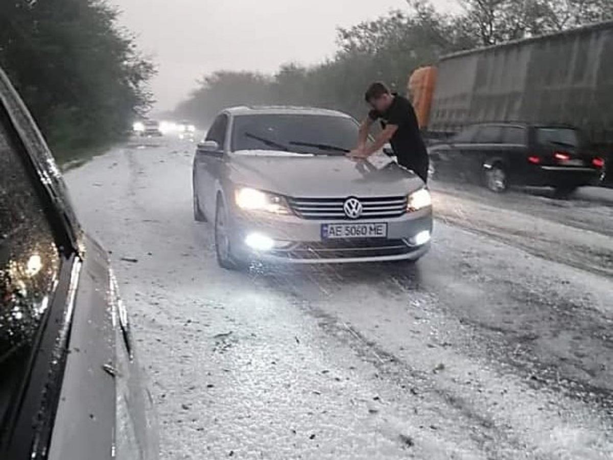 На трасі Одеса-Миколаїв випало стільки граду, що очевидцям він здавався схожим на сніг / фото "ДТП і дороги Миколаєва та області", Viber На трасі Одеса-Миколаїв випало стільки граду, що очевидцям він здавався схожим на сніг / фото "ДТП і дороги Миколаєва та області", Viber