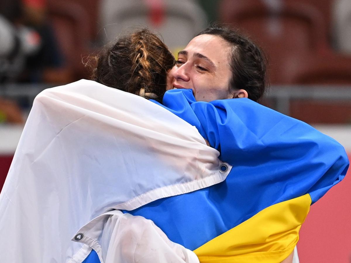 Россиянка Ласицкене и украинка Магучих обнялись после соревнований на Олимпиаде в Токио / фото REUTERS