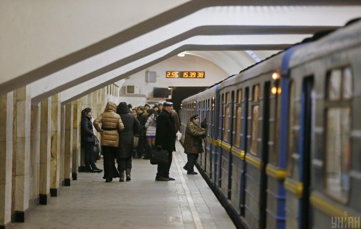 З'явилося моторошне відео падіння жінки під потяг метро/фото УНІАН