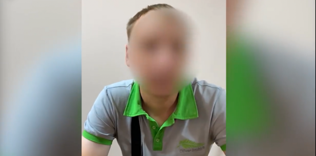 Чоловік пояснив, що хотів пригостити дітей морозивом / Cкриншот Чоловік пояснив, що хотів пригостити дітей морозивом / Cкриншот