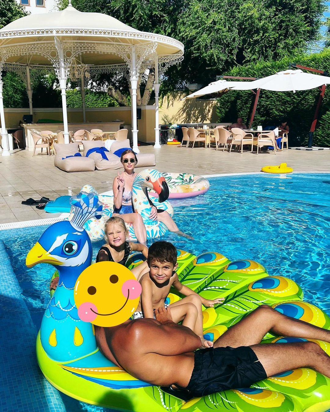 Камінська з дітьми та колишнім чоловіком / фото - instagram.com/babaslavka Камінська з дітьми та колишнім чоловіком / фото - instagram.com/babaslavka