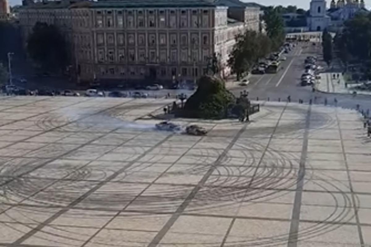 У центрі столиці підрифтували авто / Скріншот У центрі столиці підрифтували авто / Скріншот