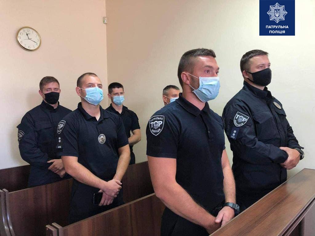 Поліцейські говорили, що намагалися змусити хлопця виплюнути пакет, однак він знепритомнів / фото патрульної поліції Львівської області