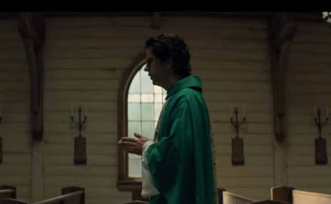 Netflix представил трейлер хоррор-сериала 'Полуночная месса' Netflix представил трейлер хоррор-сериала 'Полуночная месса'