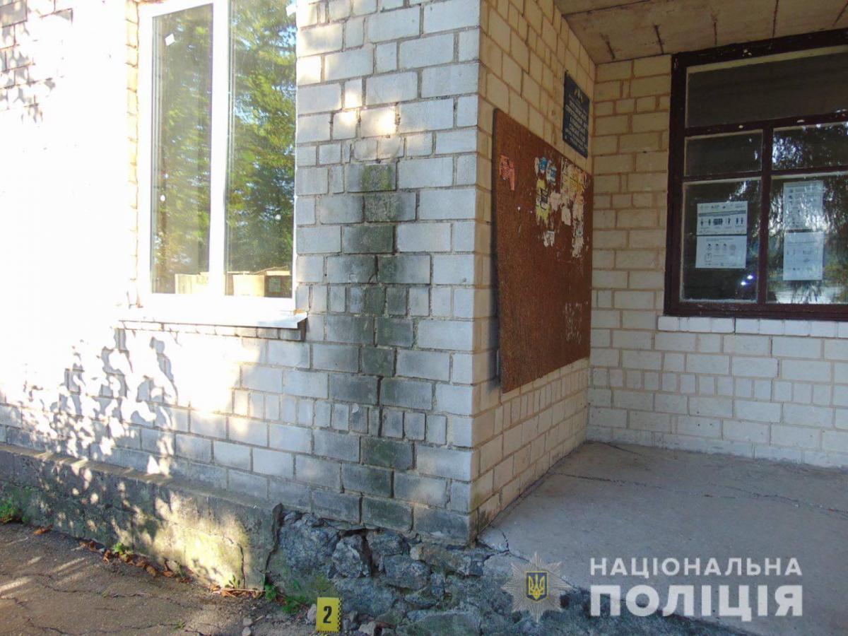 Прапор зник з будівлі старостату / фото: Нацполіція Прапор зник з будівлі старостату / фото: Нацполіція
